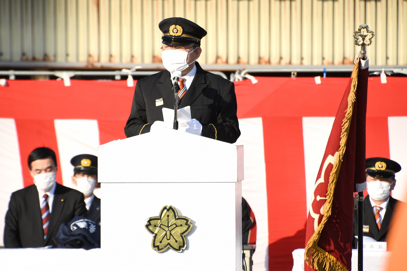 消防出初式で式辞を読み上げる西平市長の写真