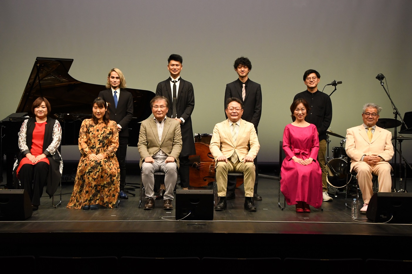 アクネ大使ミュージックフェスティバルに出演いただいたアクネ大使の皆さまと西平市長、松崎副市長の写真