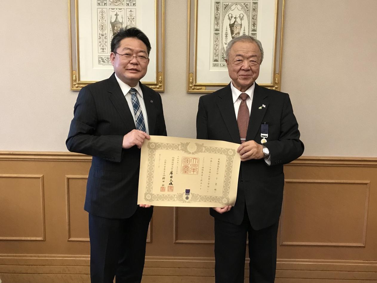 金子榮輔さんと西平市長の写真