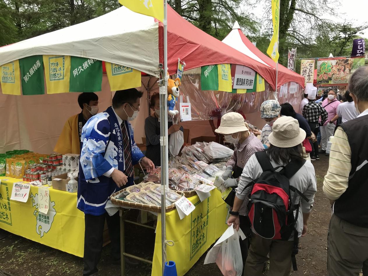 練馬区第35回照姫まつりの阿久根市のブースで特産品を販売する西平市長の写真
