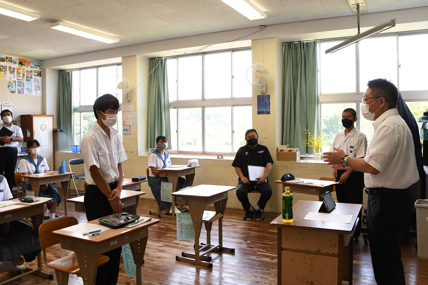 鶴川内中学校の生徒と西平市長の写真
