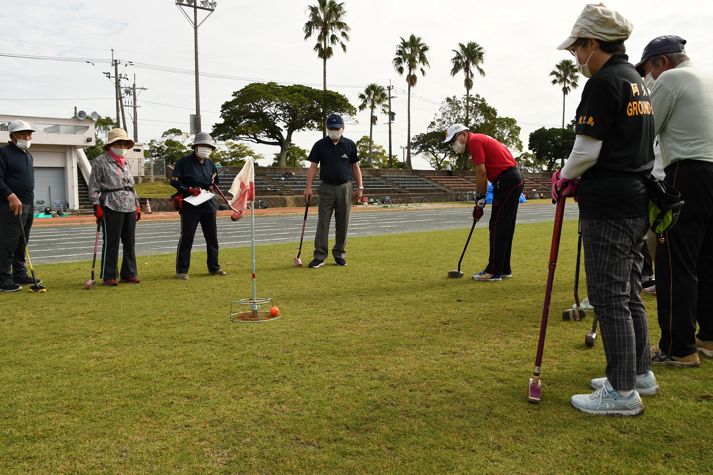大会参加者とグラウンドゴルフをプレーする西平市長の写真