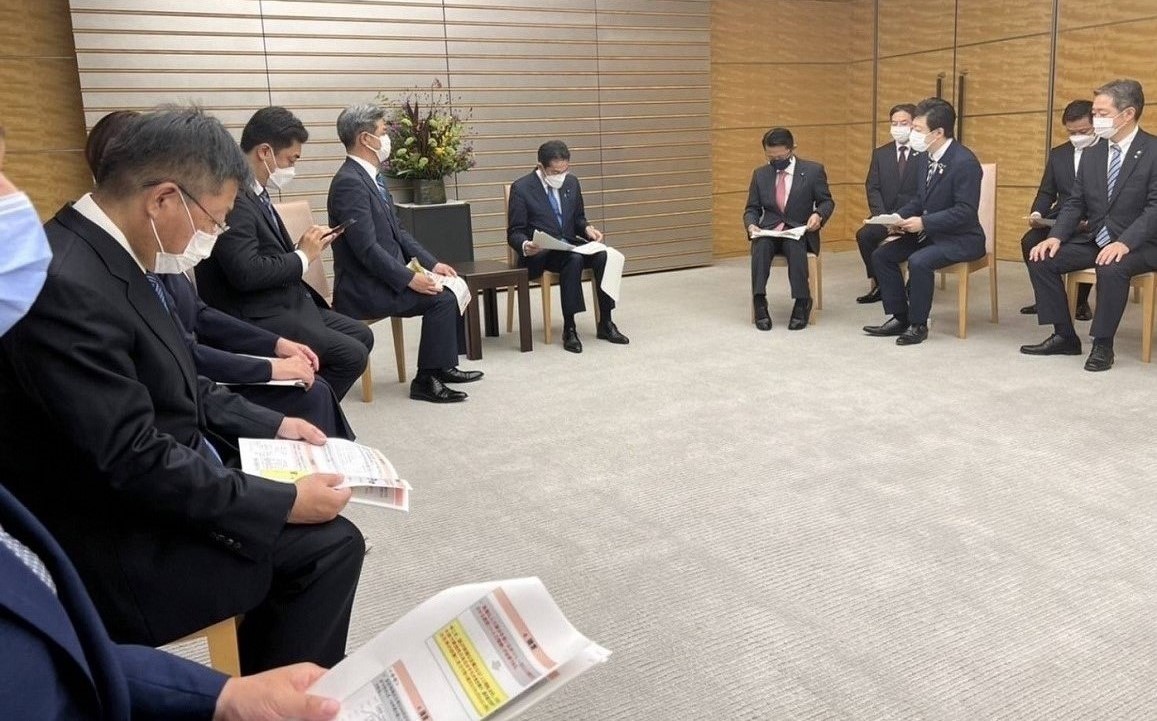 西平市長ら全国青年市長会会員と岸田首相の写真