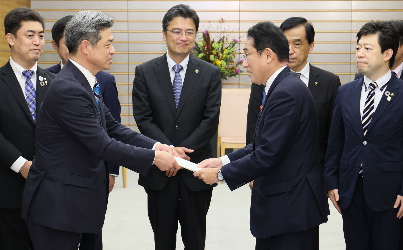 要望書を手渡す全国青年市長会会長と岸田首相の写真