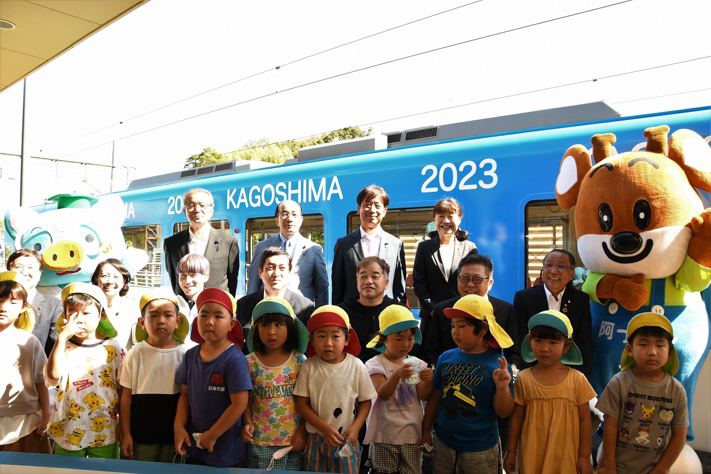 国体ラッピング列車の前で記念撮影をおこなうみなみ保育園の児童や西平市長らの写真