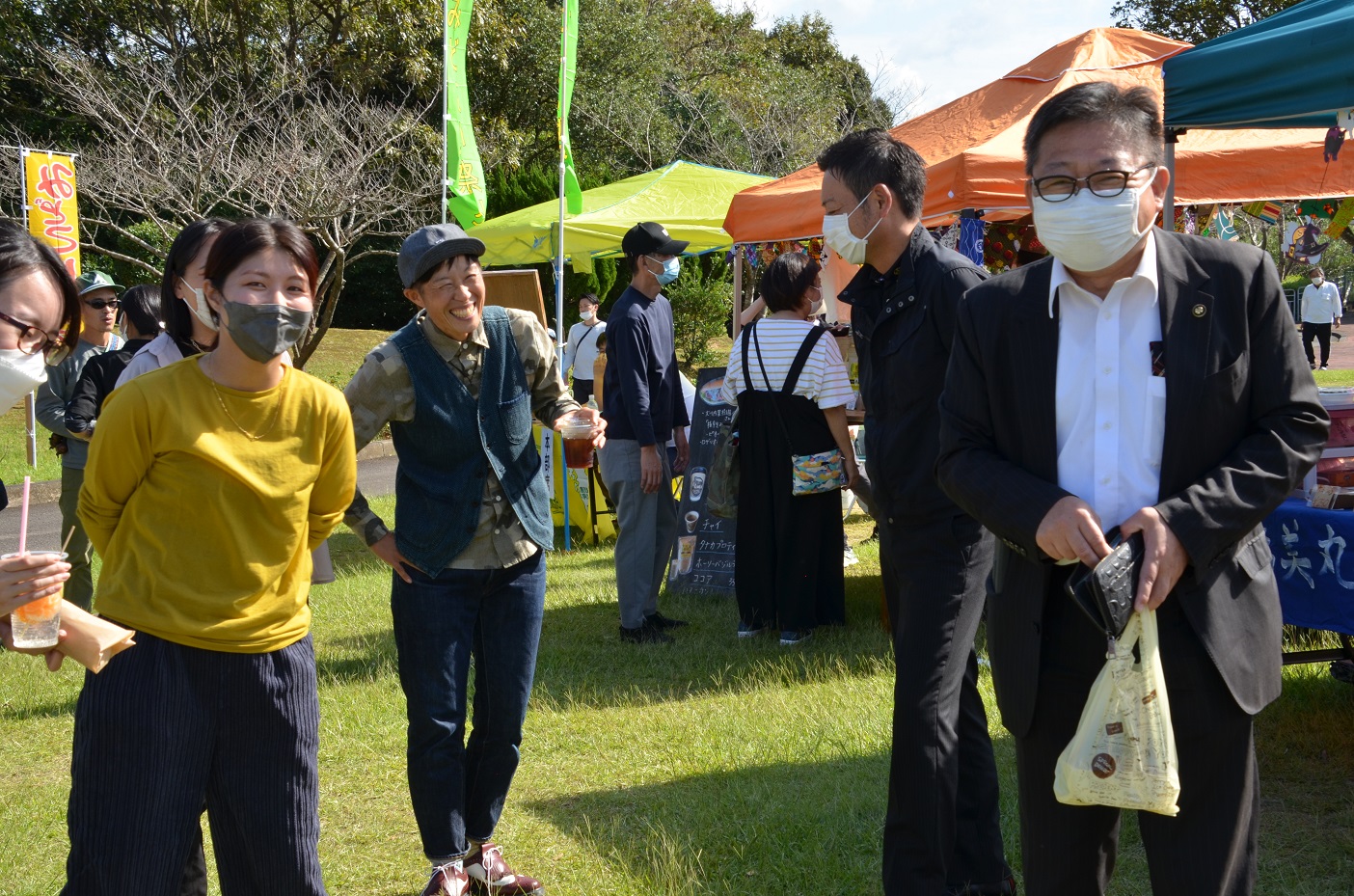 みどこいマルシェ in 番所丘公園に参加する西平市長の写真