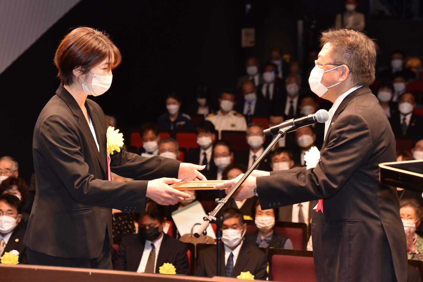 市制施行70周年記念式典で功労者を表彰する西平市長の写真