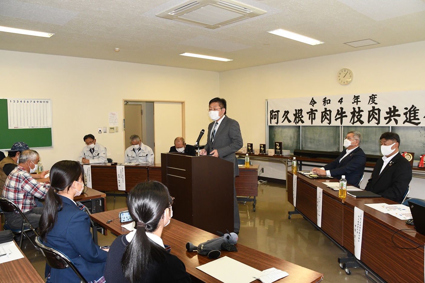 阿久根市肉牛枝肉共進会であいさつする西平市長の写真