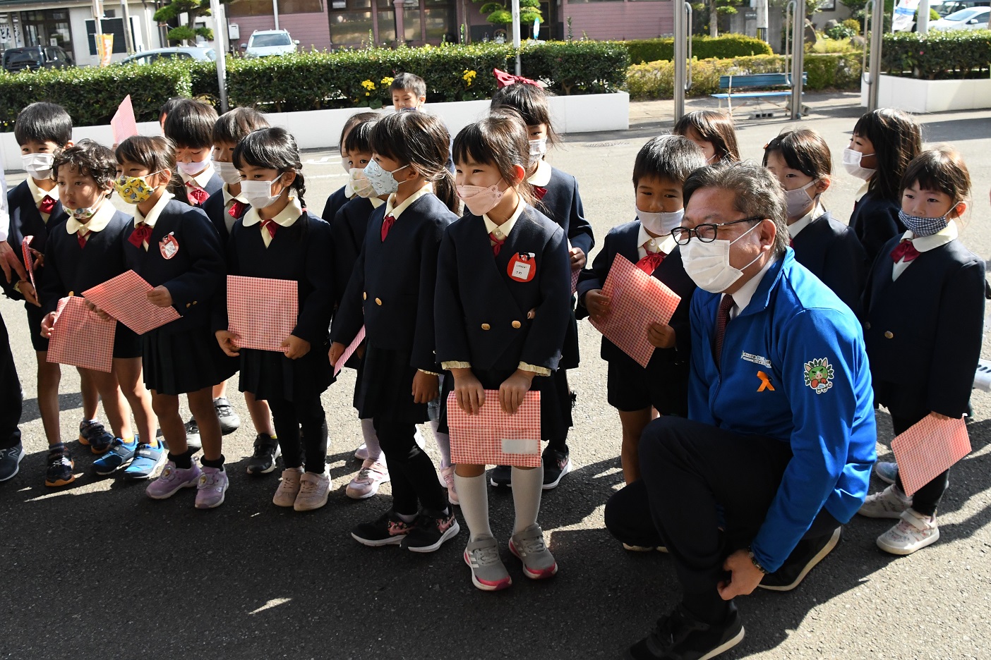 認定こども園あくね園の園児と西平市長の写真