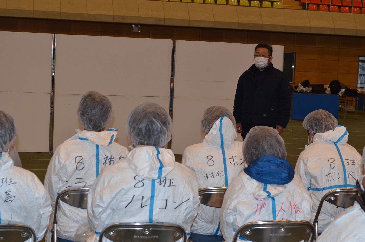 鳥インフルエンザ防疫作業拠点基地であいさつする西平市長の写真