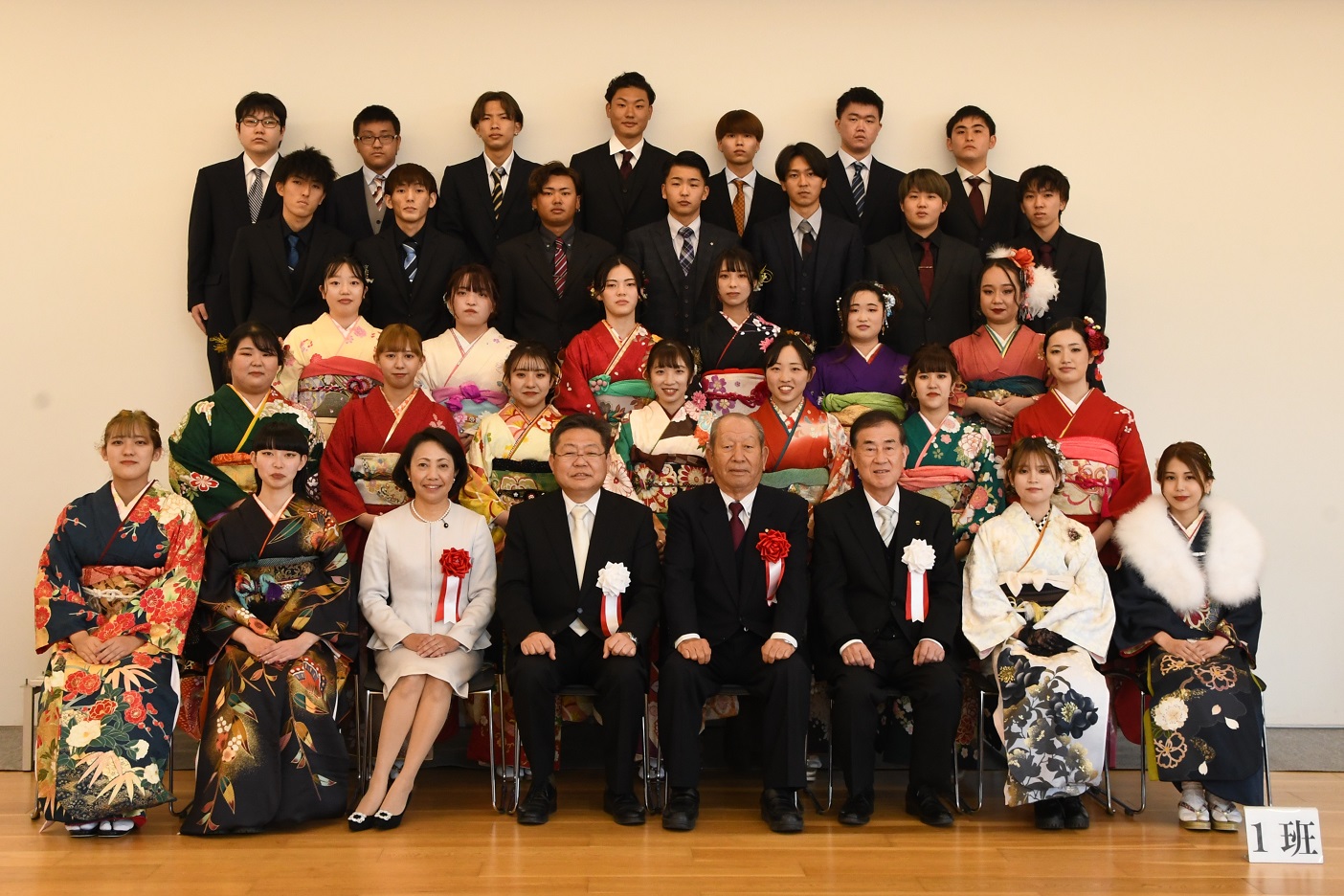 脇本小・鶴川内小校区の新成人の皆さんと西平市長らの写真