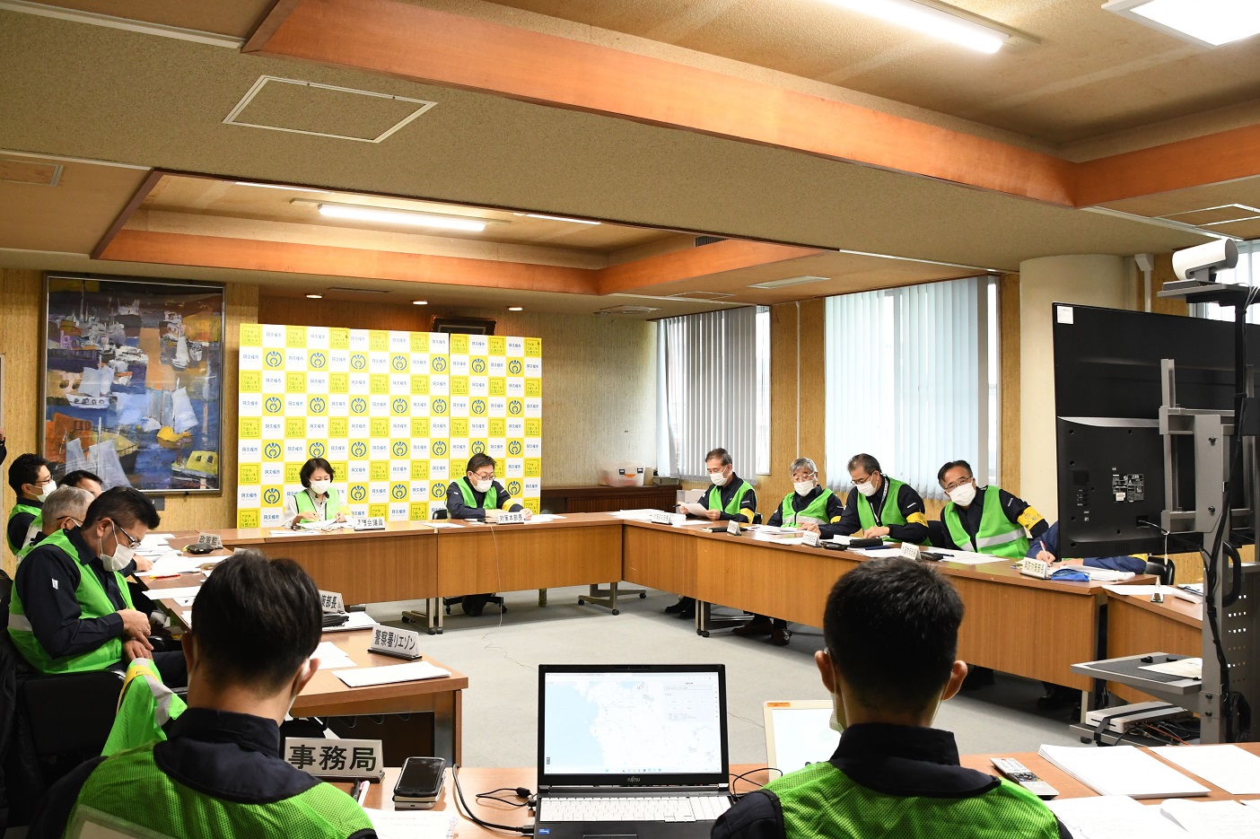 原子力防災訓練で市対策本部会議に出席する西平市長らの写真