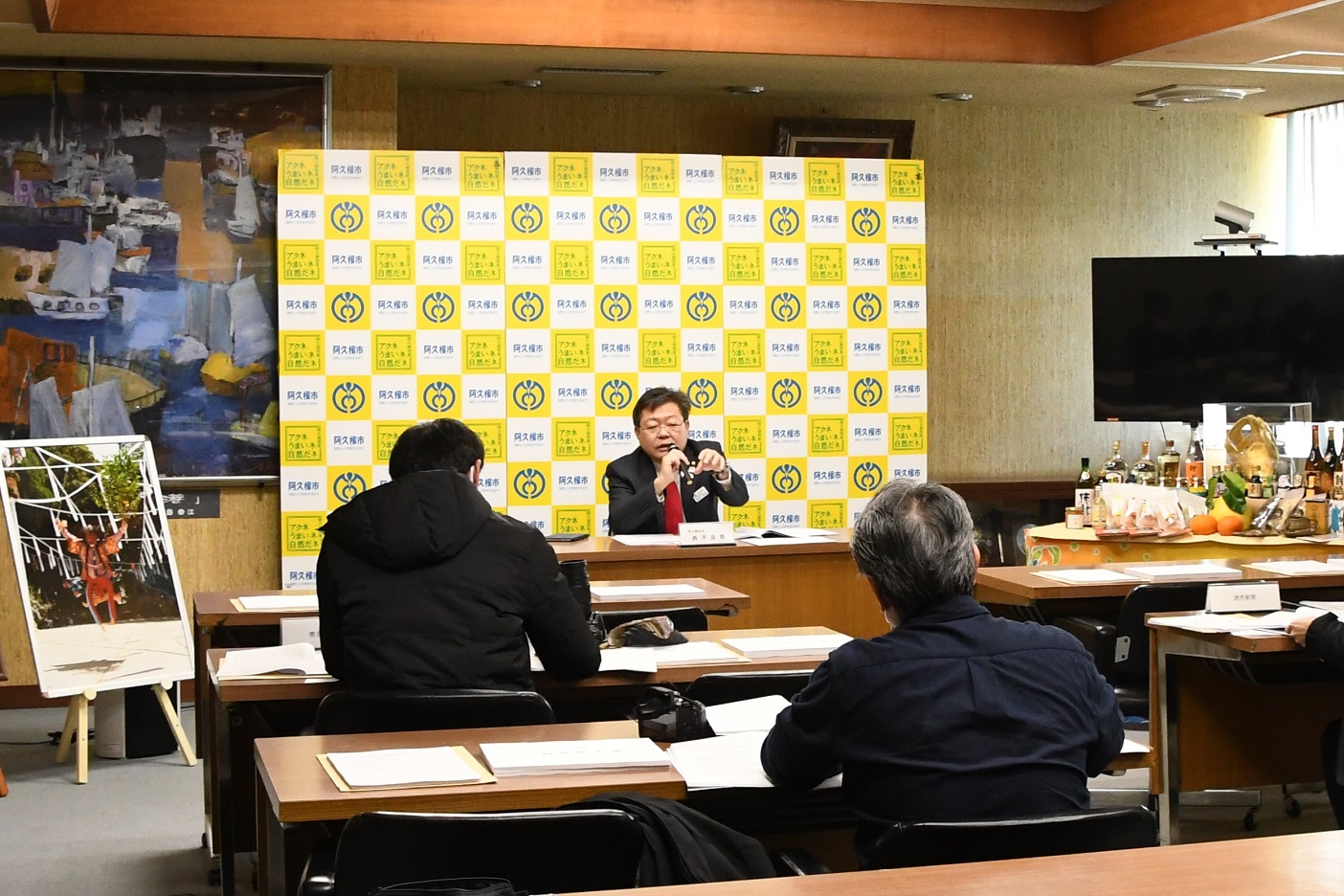 令和5年度当初予算記者発表をおこなう西平市長の写真