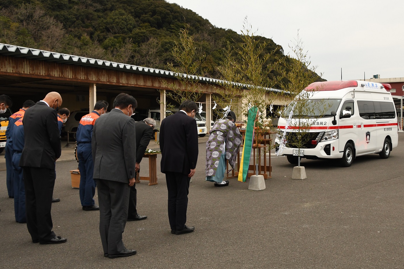 高規格救急自動車入魂式に参加する西平市長らの写真