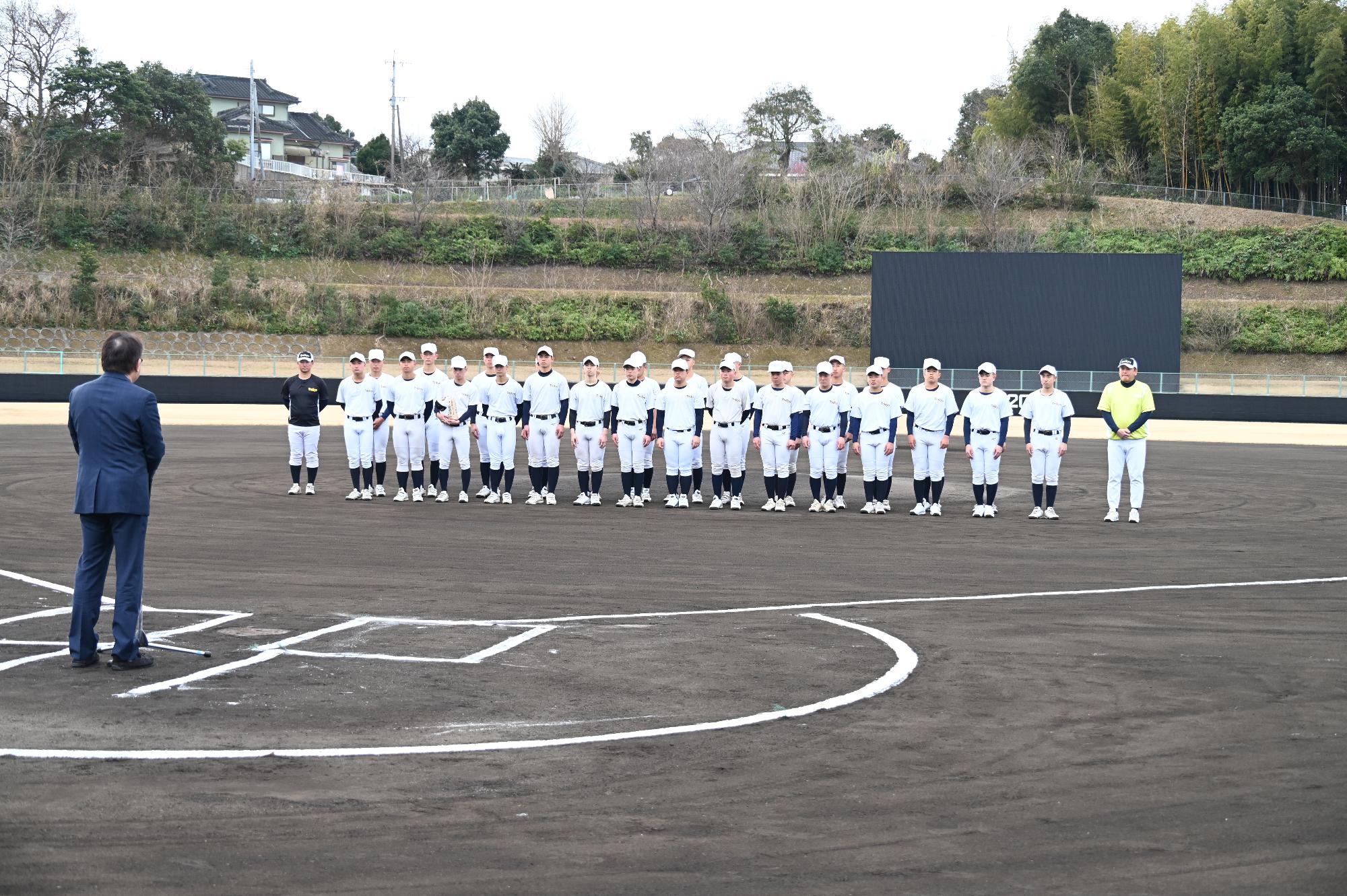 帝京長岡高等学校野球部合宿歓迎セレモニーで選手らに歓迎のあいさつをする西平市長