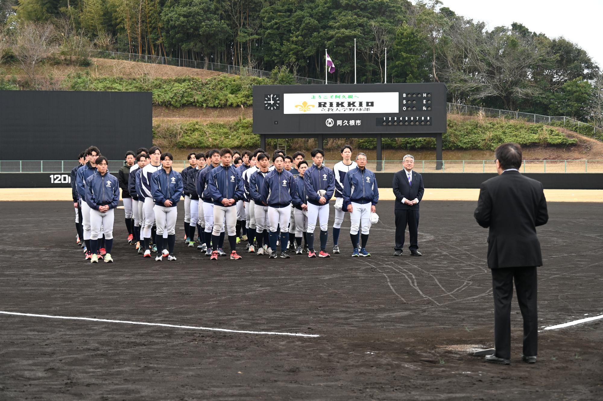 立教大学歓迎セレモニーで選手らに歓迎のあいさつをする西平市長