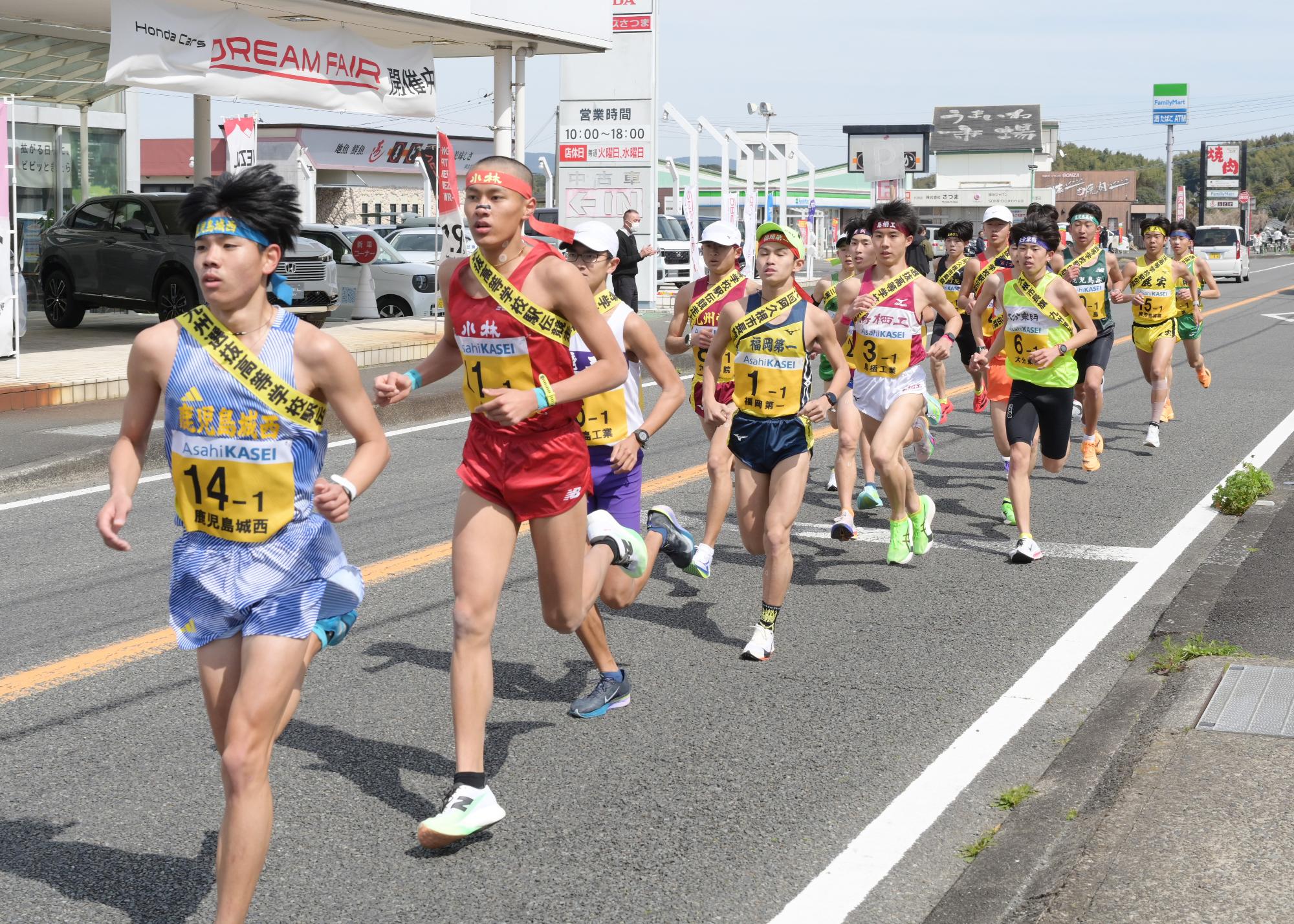 阿久根警察署前を走る男子第1区の選手らの写真