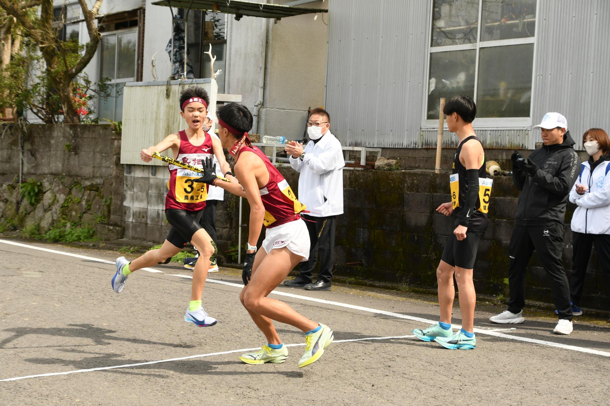 タスキを繋ぐ選手らを沿道から応援する西平市長の写真