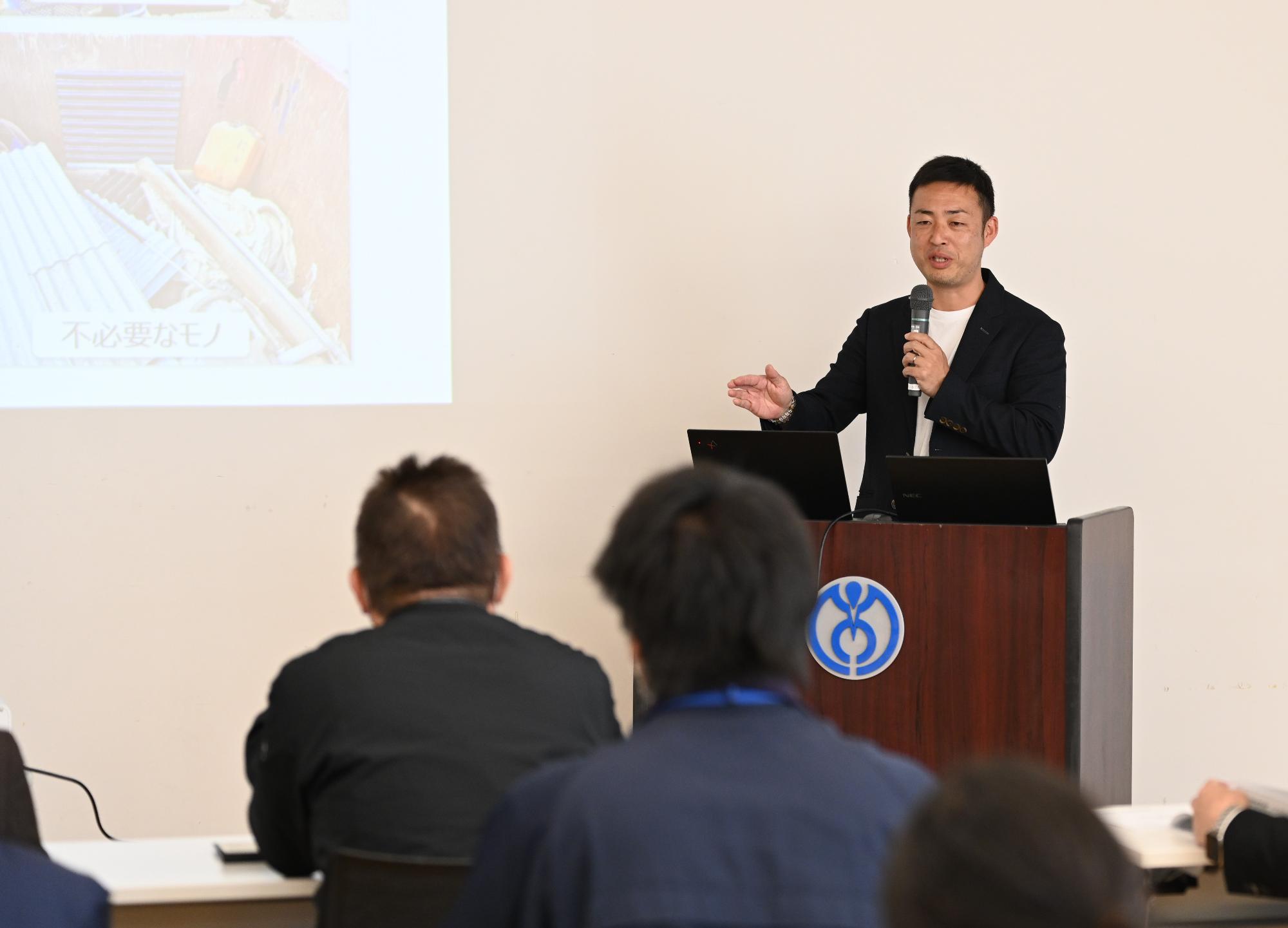 報告会で意見発表を聞く西平市長らの写真（その1）