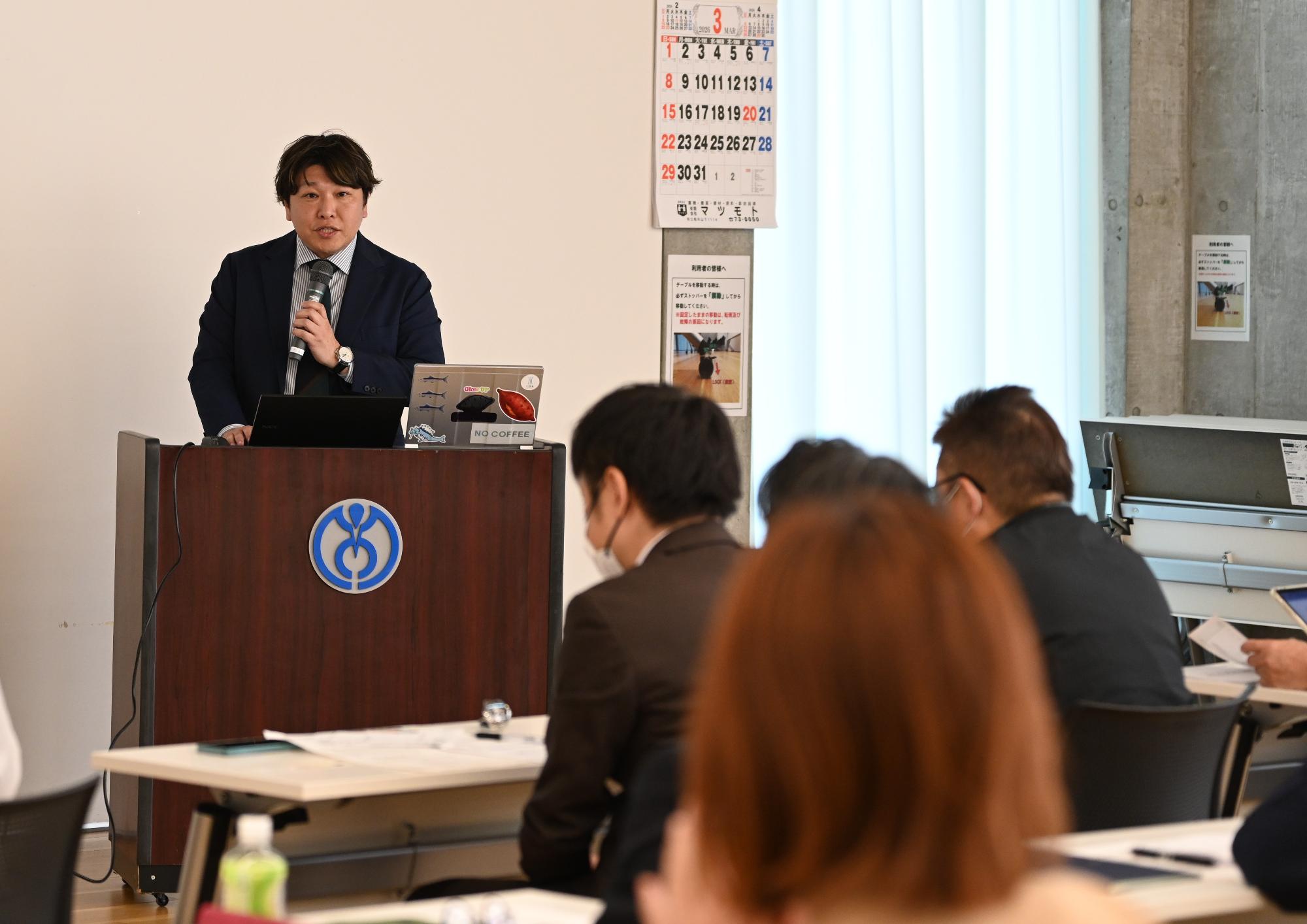 報告会で意見発表を聞く西平市長らの写真（その2）