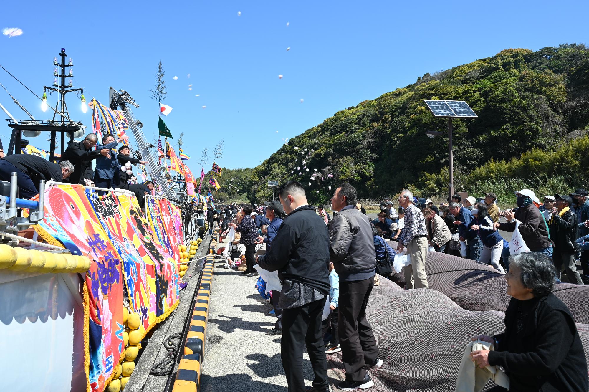 3月10日祭りの餅投げの様子の写真