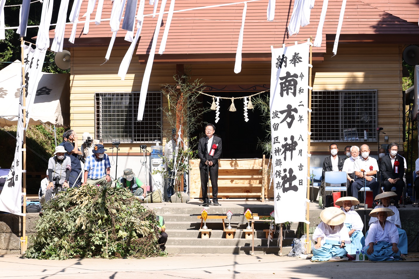 南方神社であいさつする西平市長の写真