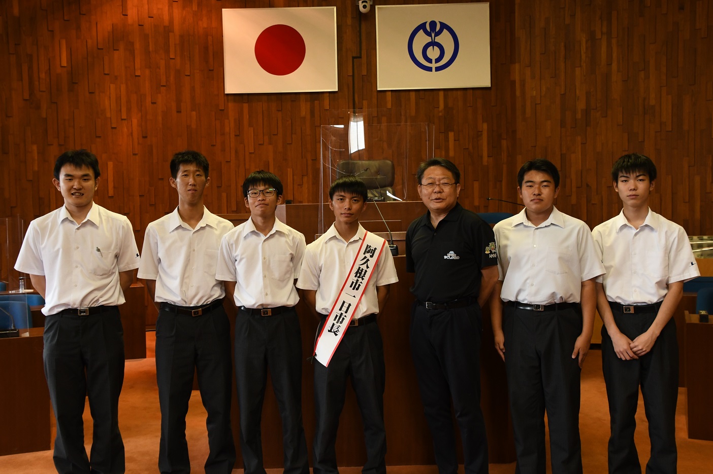 奥木大晴さん、鶴翔高校生と西平市長の写真