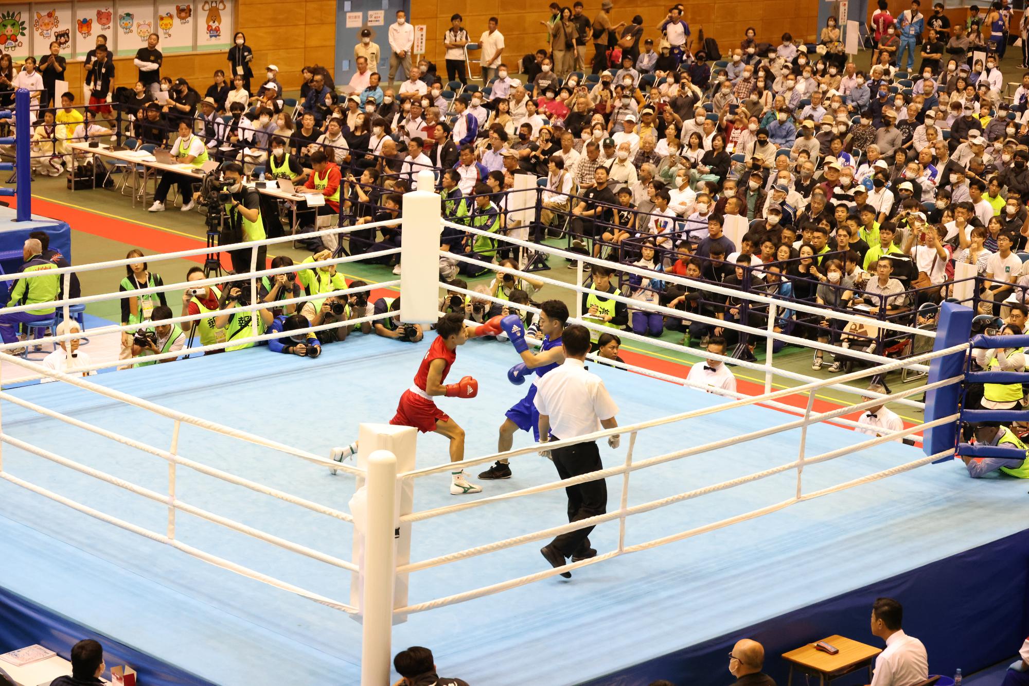 多くの来場者で盛り上がる会場