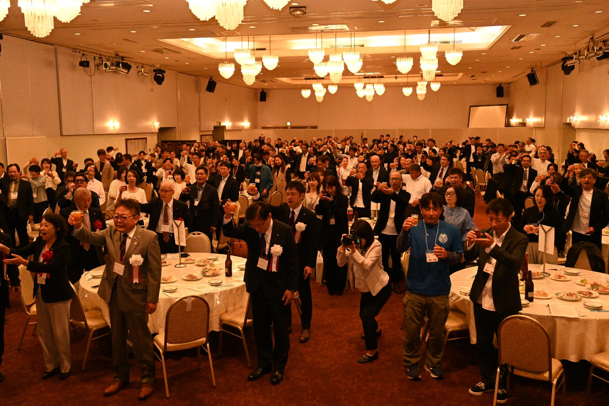 華の50歳組レセプションでの乾杯の写真