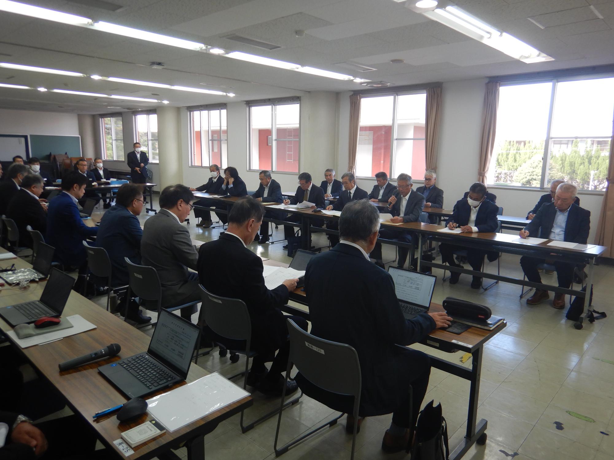 区役員と意見を交わす西平市長ら