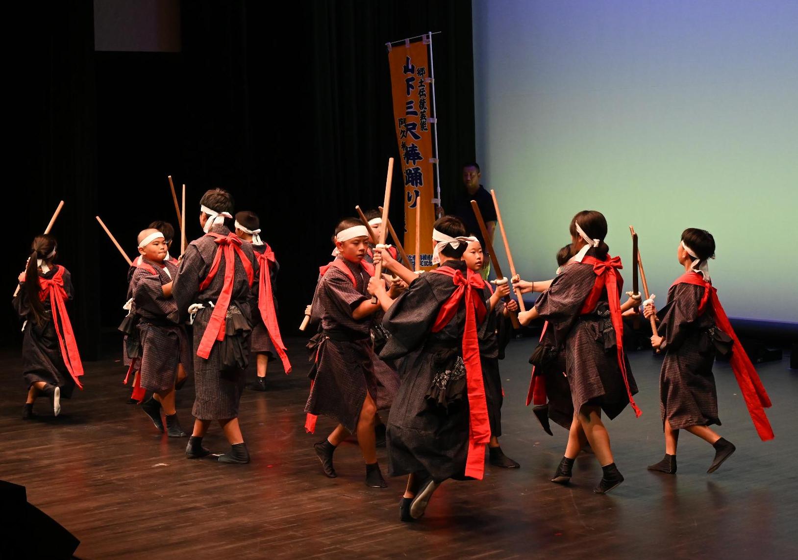 山下三尺棒踊りを披露する児童ら