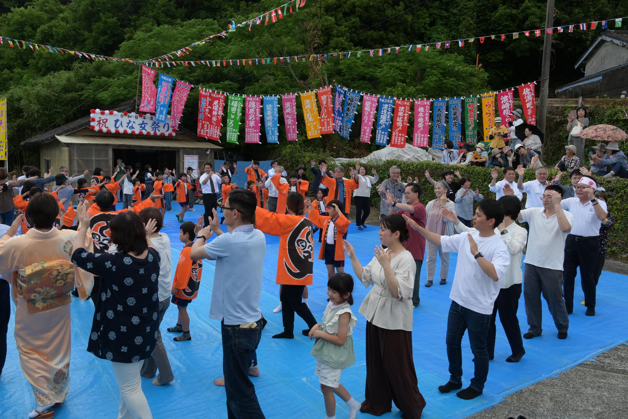 地域の皆さんとハンヤ節を踊る西平市長の写真