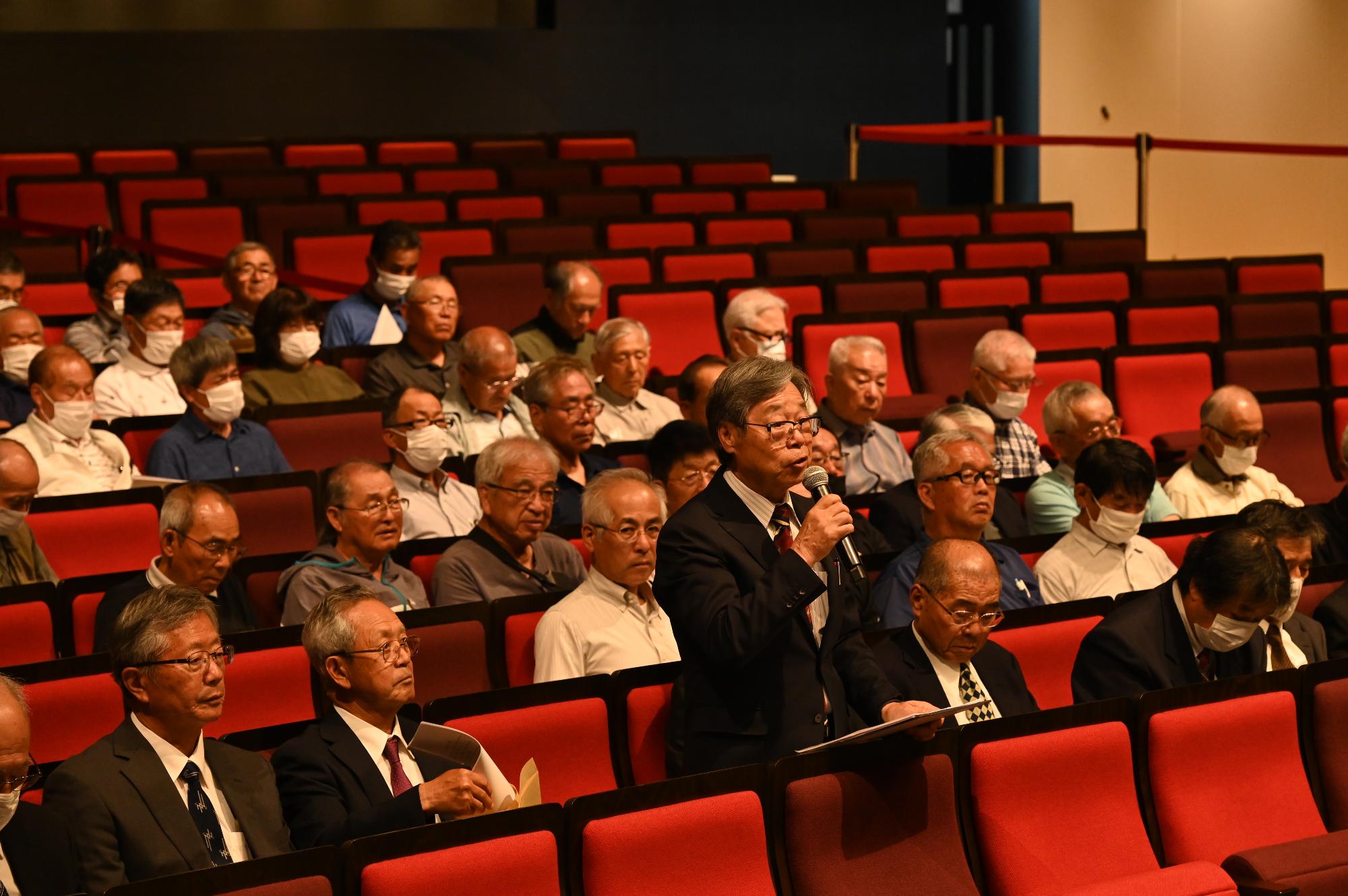 意見を述べる区長会長の写真