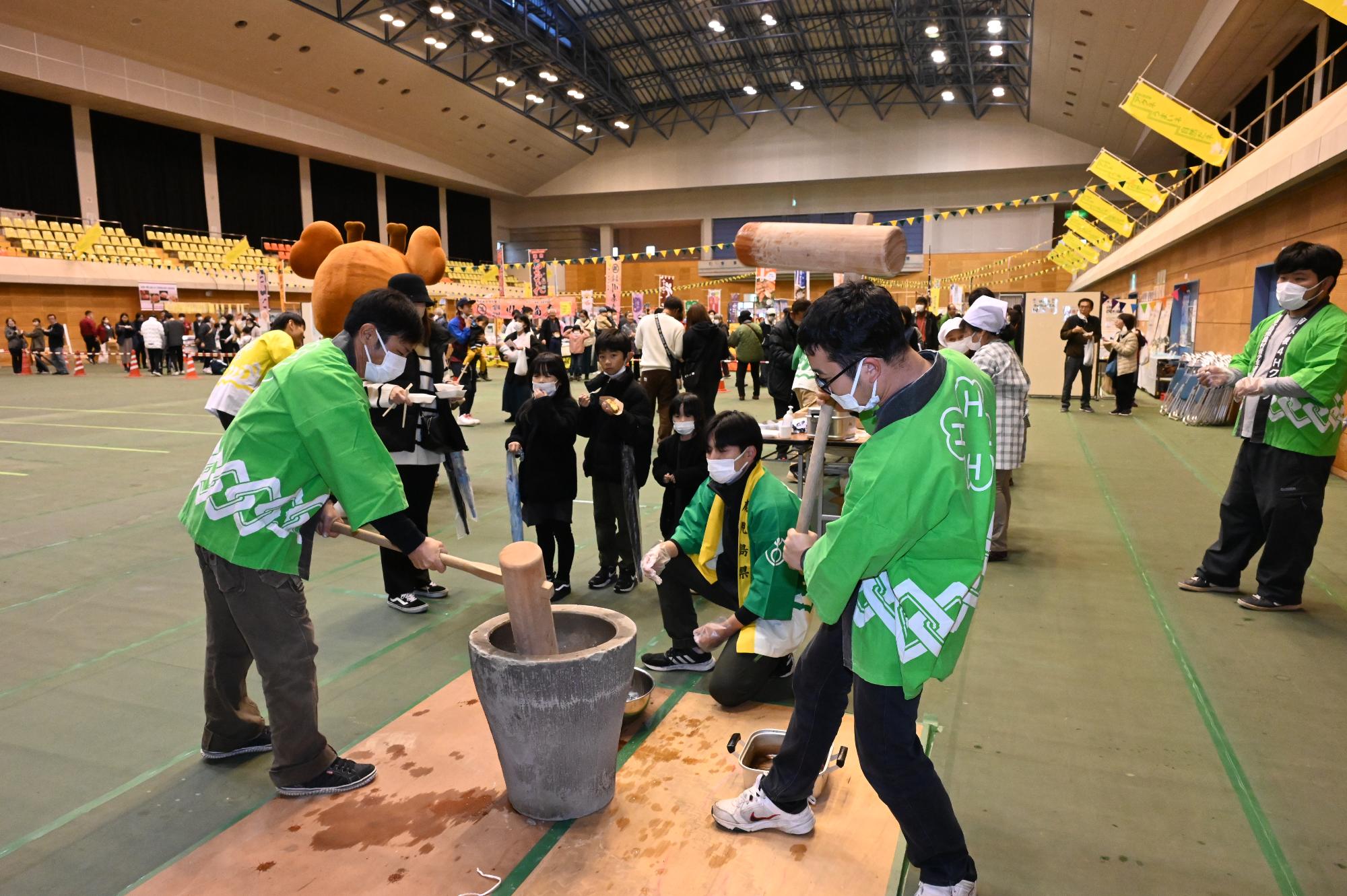 例年恒例となっているつきたての餅の振る舞い