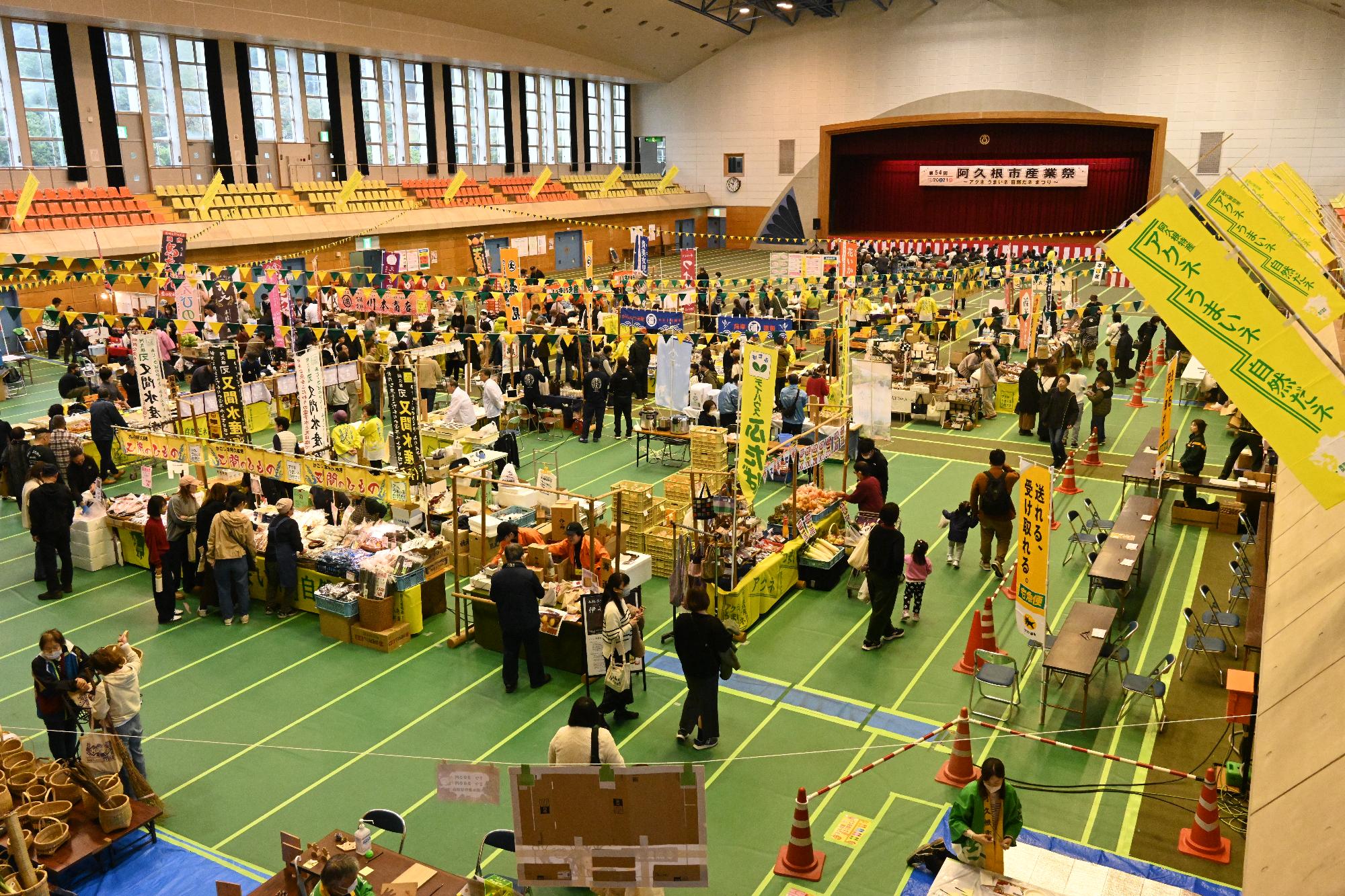 来場者でにぎわう会場