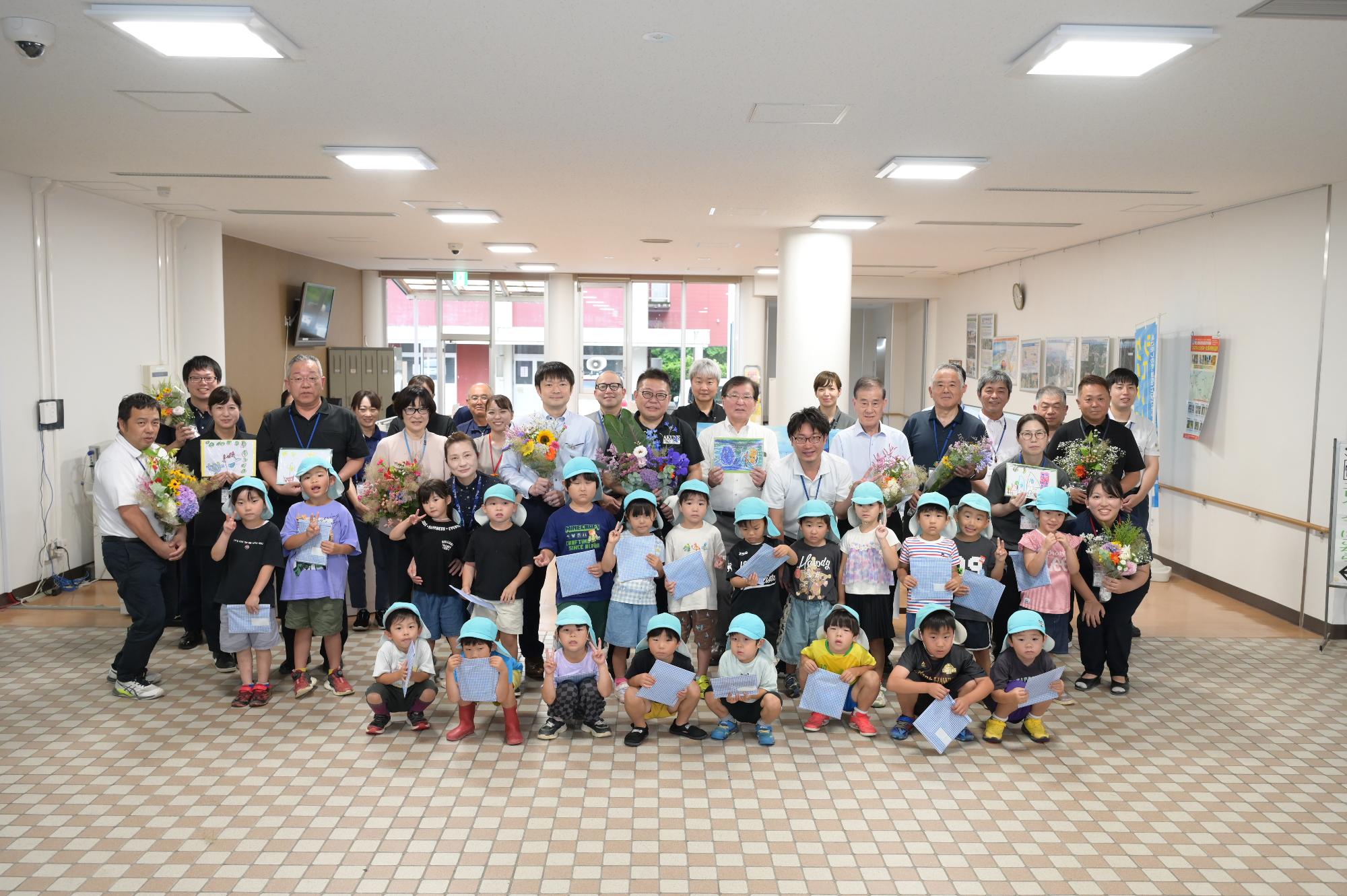 園児らと西平市長の写真