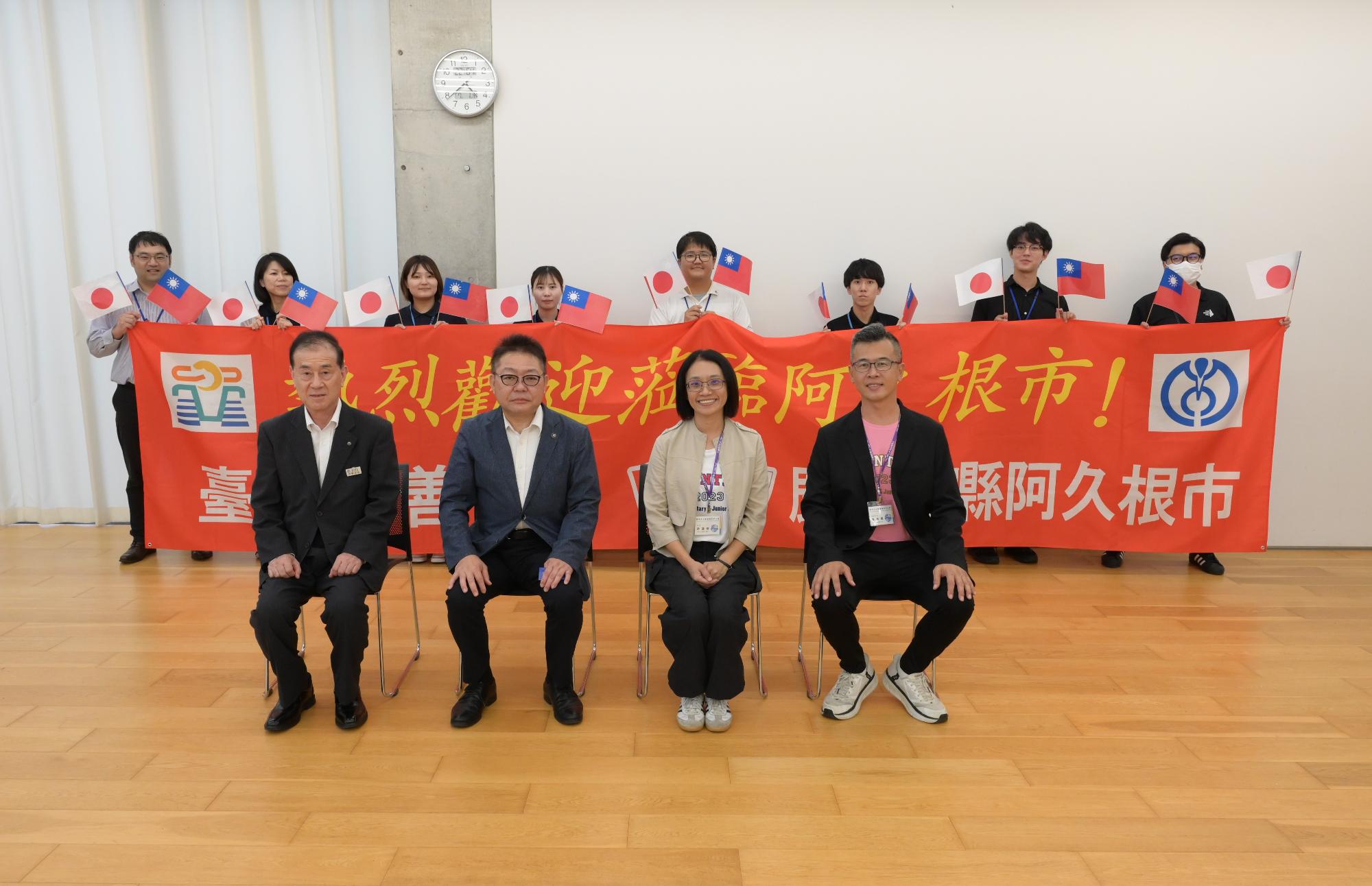 入村式の蓮潭小中学校の教員らと西平市長の写真