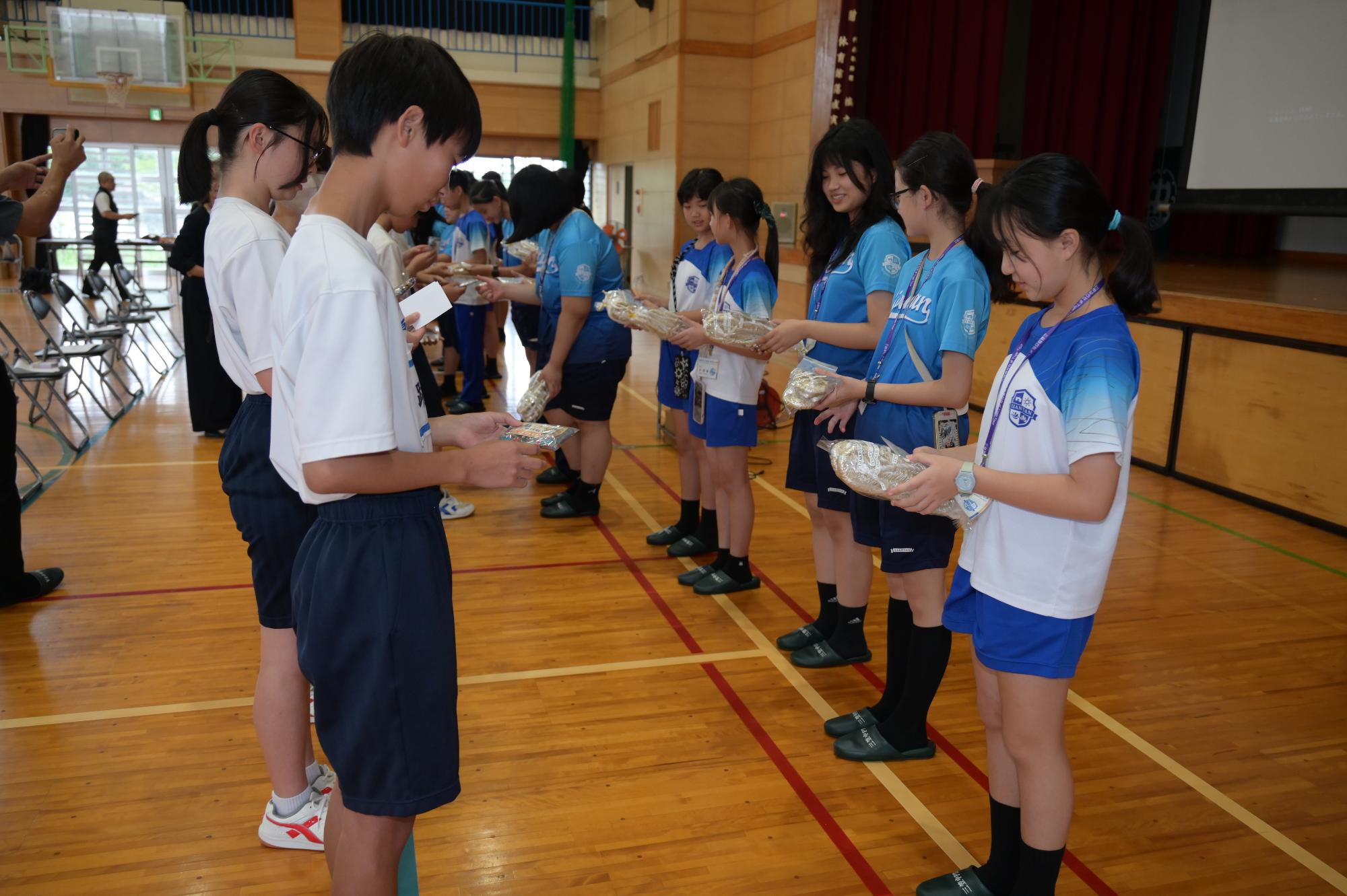 三笠中学校で交流する漣潭小中学校の児童生徒の写真