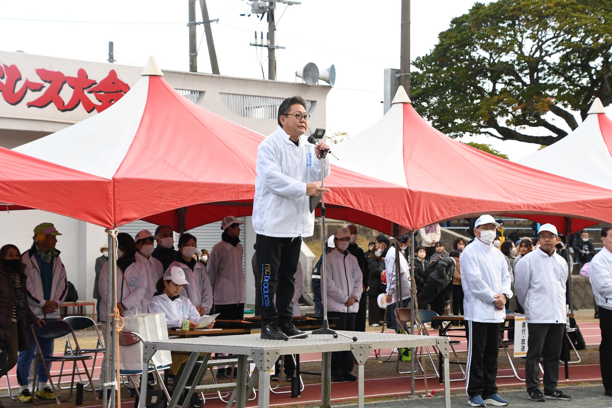 開会あいさつをおこなう西平市長