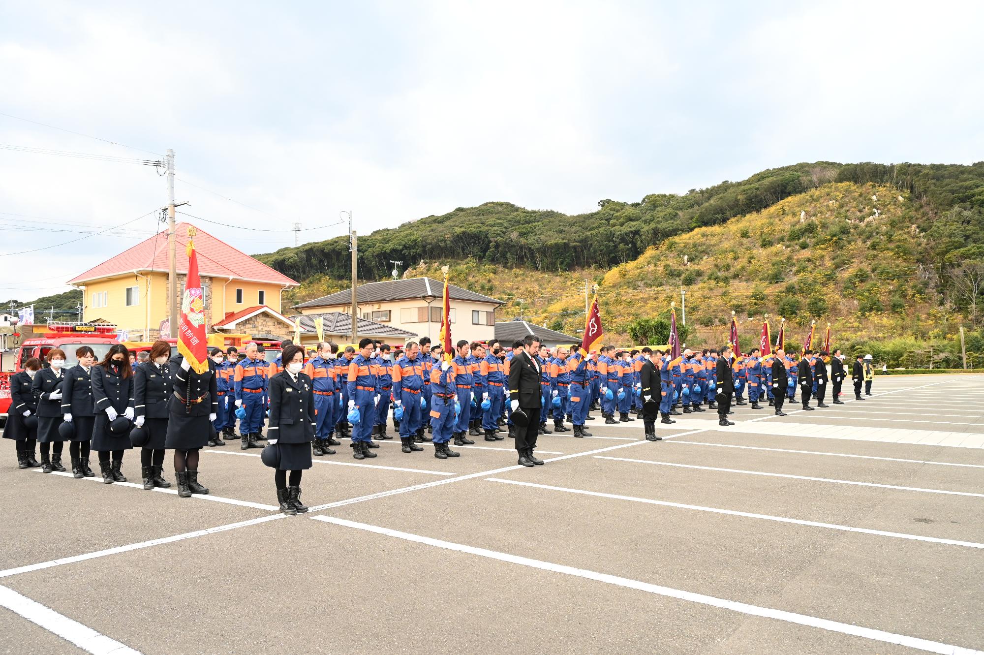 能登半島地震の被災者に向け黙とうを捧げる団員