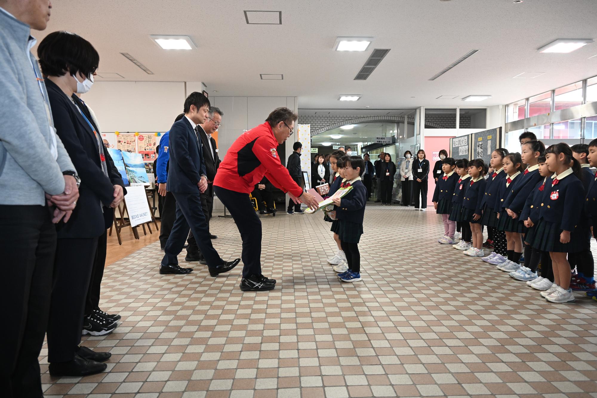 児童からカレンダーを受け取る西平市長