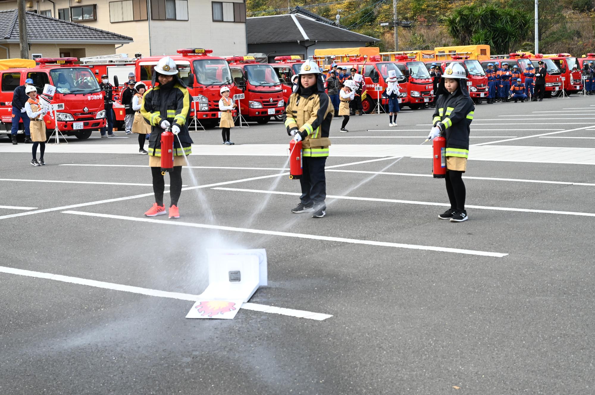 消火器訓練を披露する少年消防クラブ