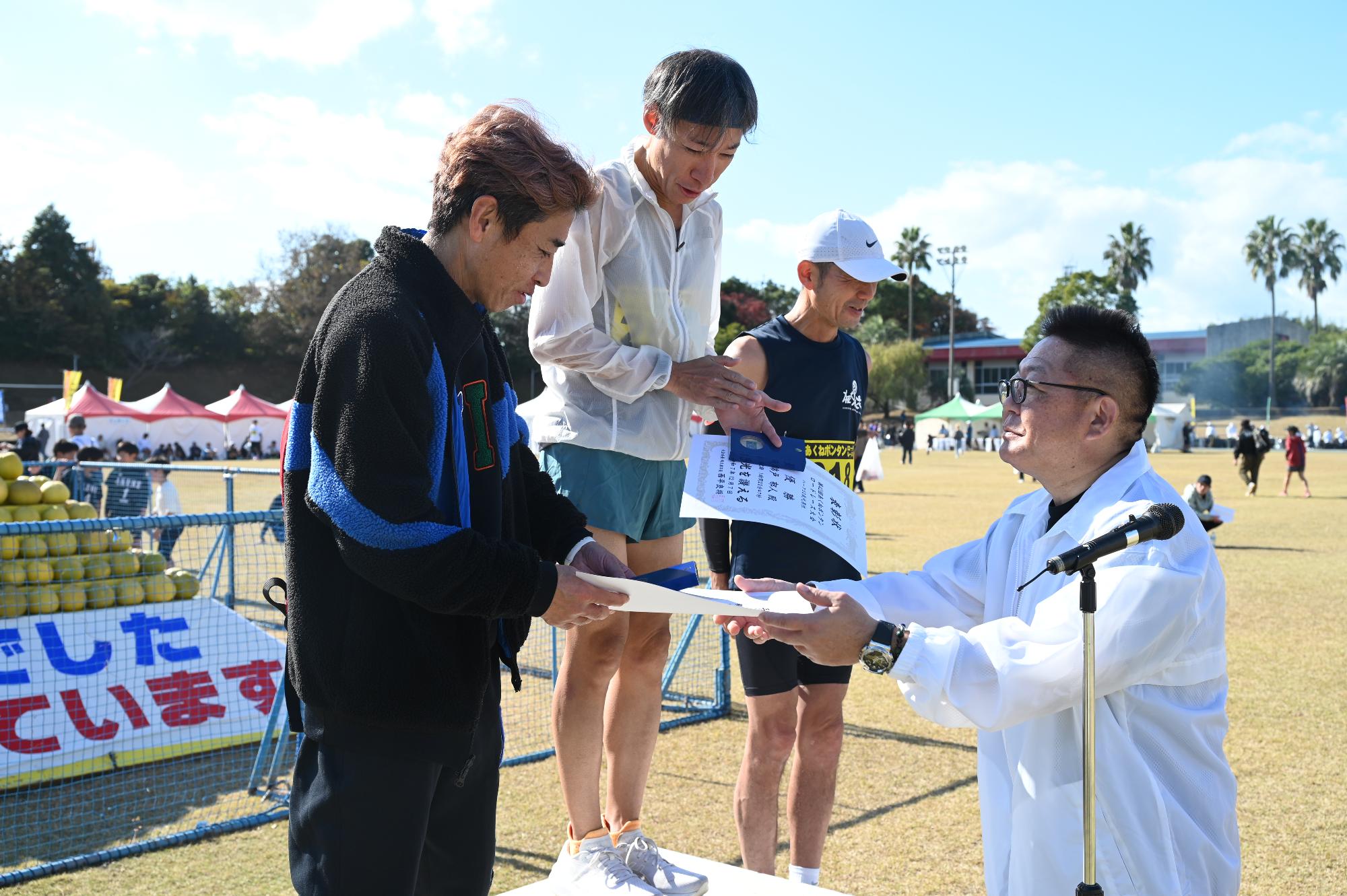 入賞ランナーを称える西平市長