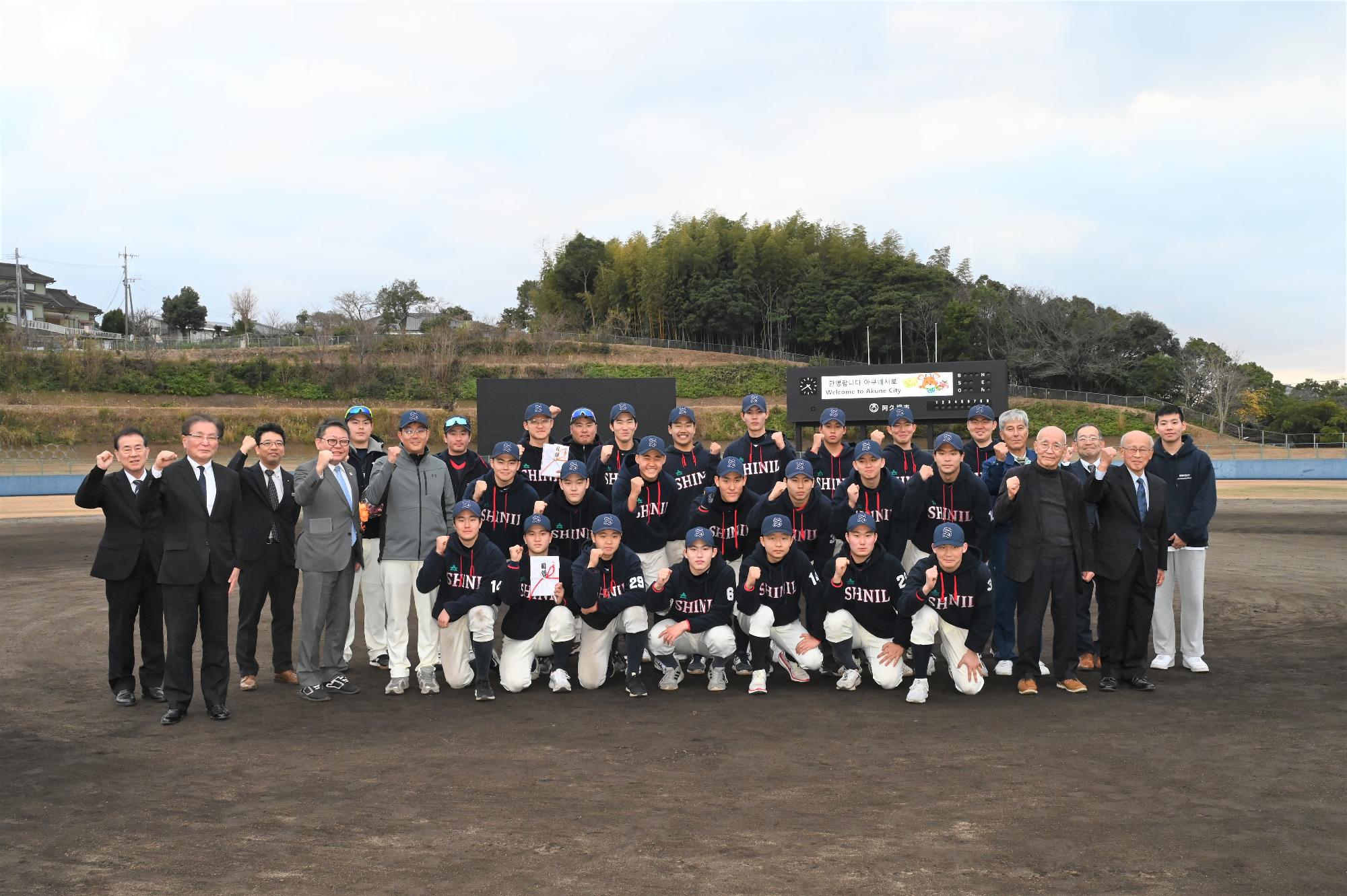 信一高校の皆さんと記念撮影を行う西平市長