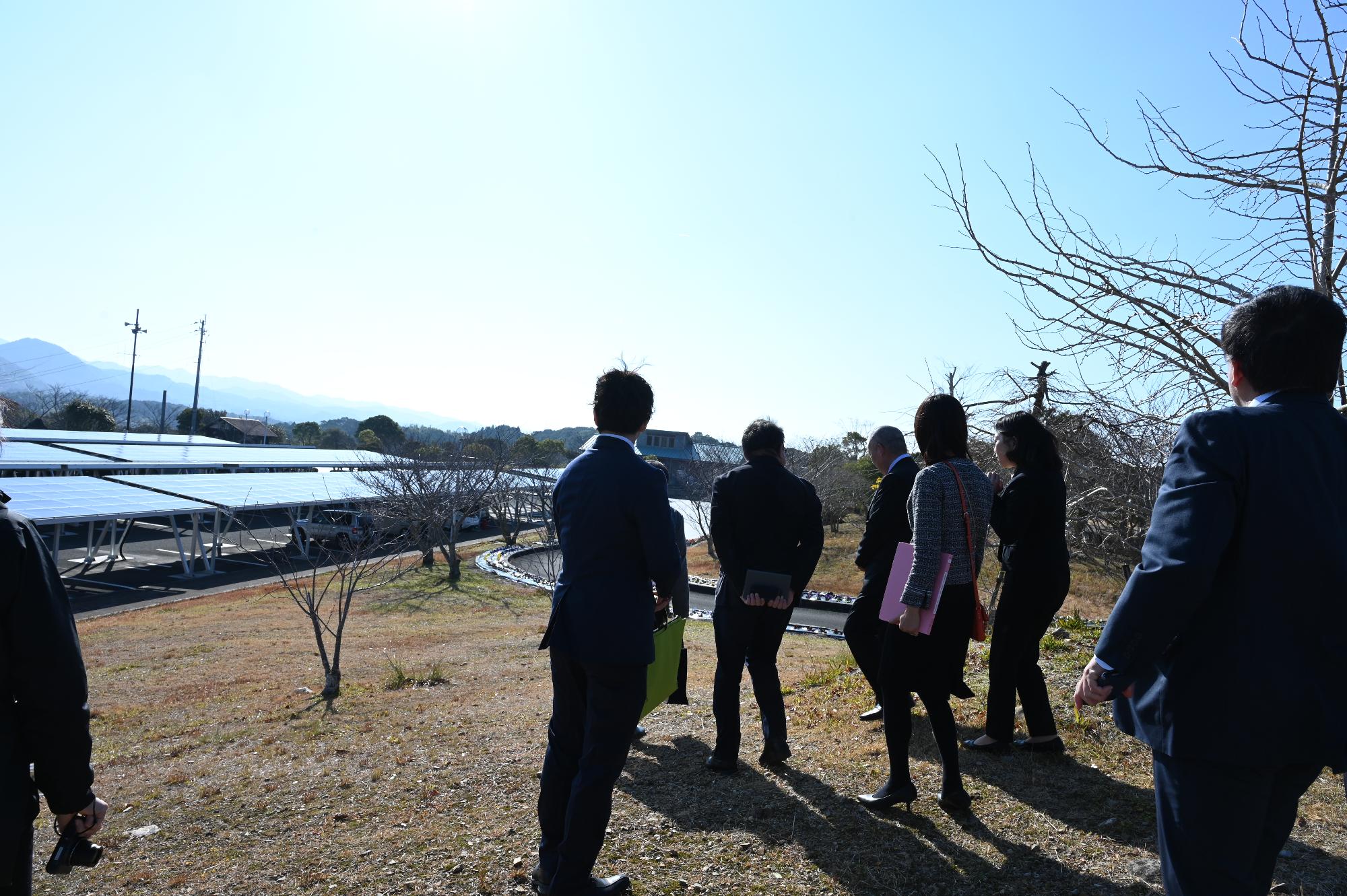 番所丘公園の太陽光発電施設を視察する県議会議員