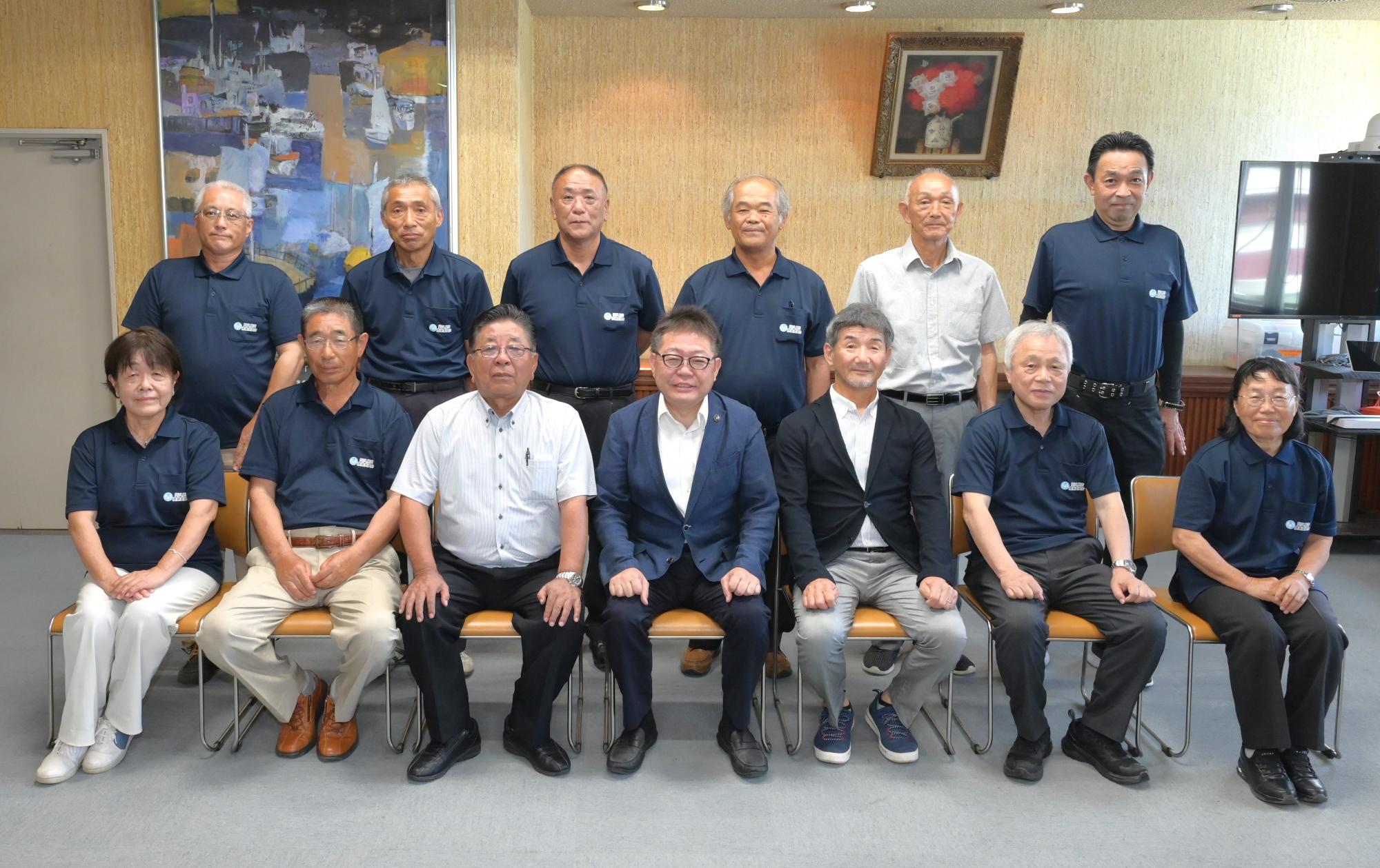 農業委員会の皆さんと西平市長の写真