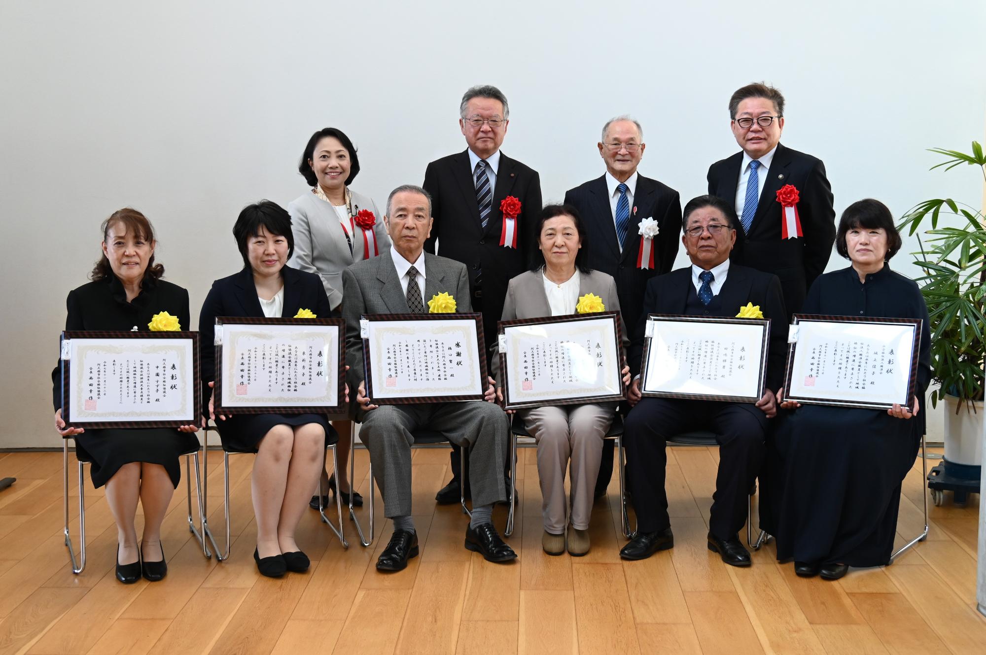 社会福祉功労者と西平市長ら
