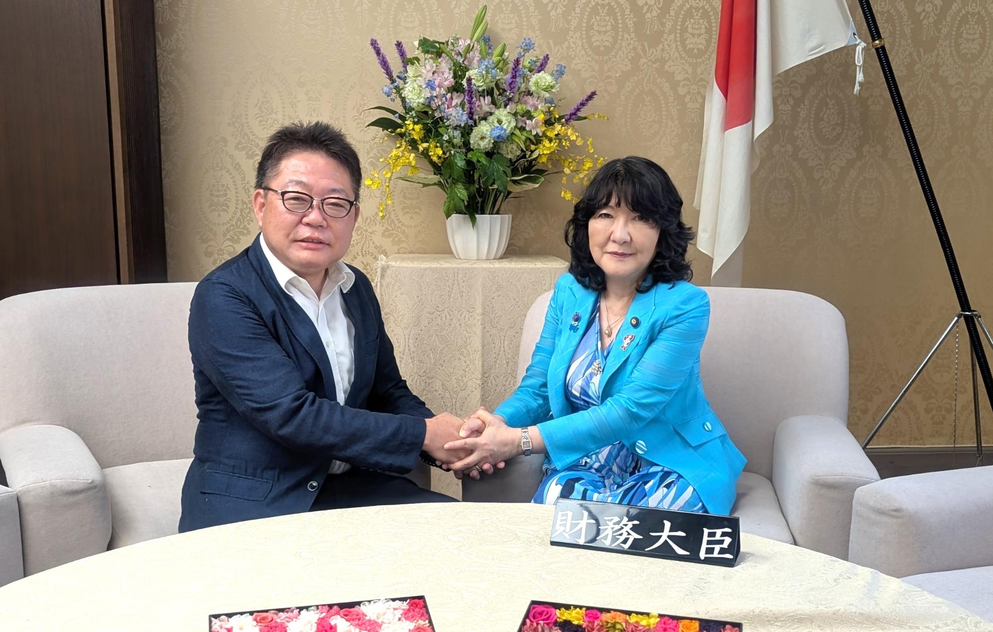 片山財務大臣と西平市長の写真