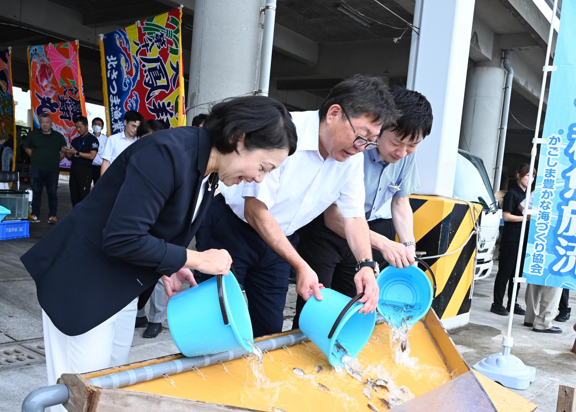 豊かな海づくり放流祭で稚魚を海へ放流する西平市長