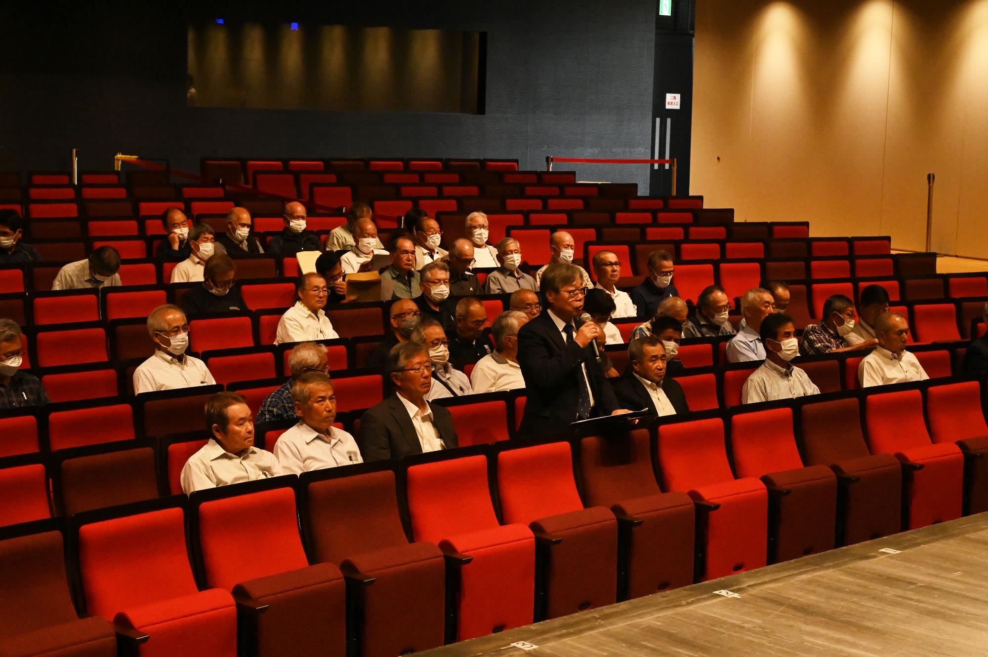 令和7年度前期総会・意見交換会で意見している区長の様子